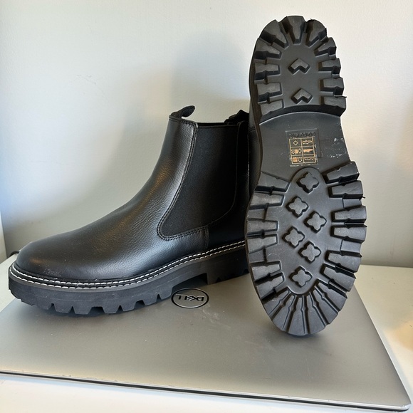 NWT Chelsea style ankle boots ! Brand new only worn in the house for 5 minutes - Picture 1 of 5